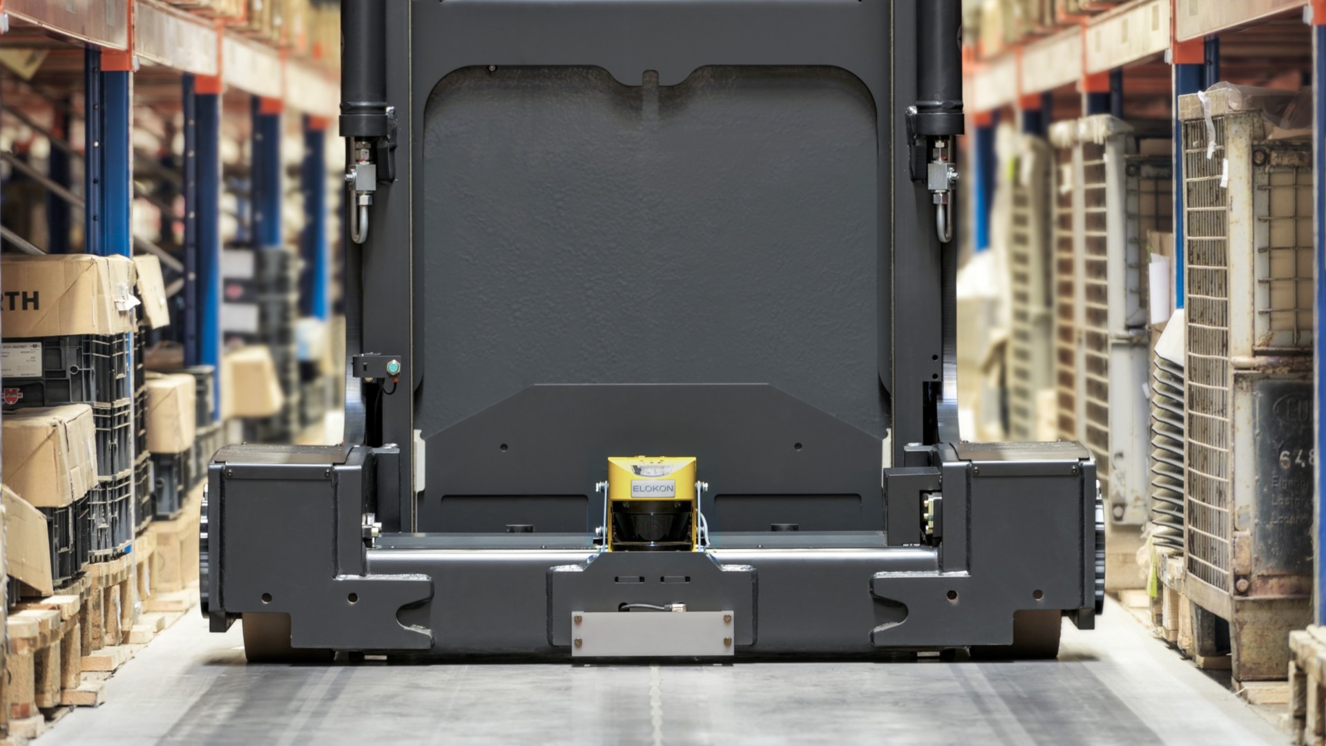 Pallet stacker from Linde Material Handling during maneuvers